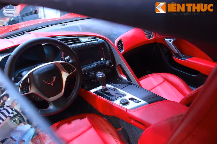 Ở các thế hệ trước, Chevrolet Corvette luôn bị đánh giá là có nội thất xấu xí và "rẻ tiền" hơn nhiều so với các đối thủ từ châu Âu. Để thay đổi điều đó, Chevrolet đã quyết tâm thiết kế lại hoàn toàn nội thất của Corvette C7.