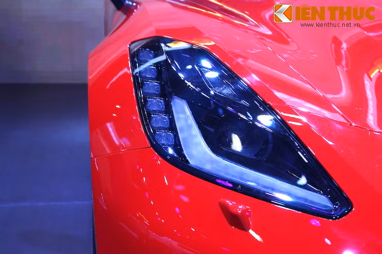 Cũng như các dòng xe thể thao hiện đại khác, Chevrolet cũng thiết kế Corvette theo hướng hiện đại, với các chi tiết như đèn pha được tích hợp dải LED chiếu sáng ban ngày.