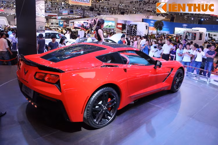 Quá trình phát triển siêu xe Corvette C7 đã được Chevrolet bắt đầu từ năm 2007. Ban đầu, hãng đã định tung ra chiếc xe từ năm 2010 nhưng do nhiều trục trặc, ngày ra mắt của Corvette Stingray đã bị lùi lại tới 3 năm.