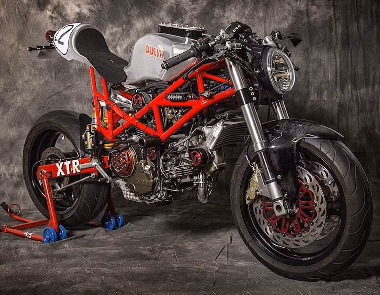 Với dàn phụ tùng "khủng", chiếc Ducati Monster 1000 đời 2013 đã "lột xác" với vẻ ngoài cực thể thao, dữ dằn và ấn tượng.