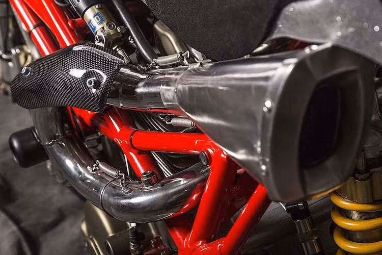 Hệ thống xả SuperMario gộp 2 đường xả vào lon pô đặc chế, với "tiếng gào" cực lớn. Do có vị trí đặt ống xả rất cao nên ốp carbon được sử dụng để tránh làm bỏng chân người lái.