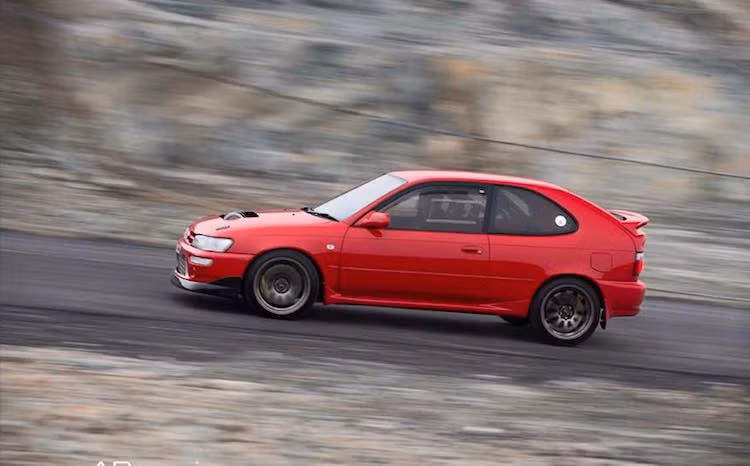 Dan choi Ai-len “do” Toyota Corolla manh ngang Bugatti Veyron