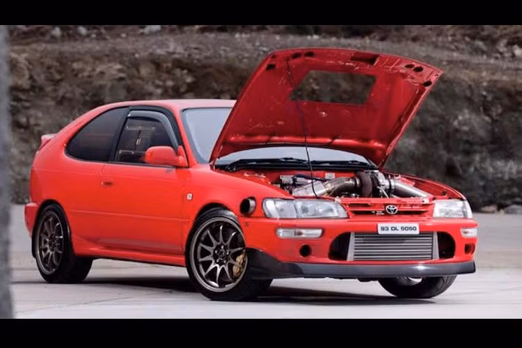 Bên dưới nắp ca-pô của chiếc Corolla màu đỏ tươi này ẩn giấu một sức mạnh có thể thách thức hầu hết các siêu xe hiện nay.