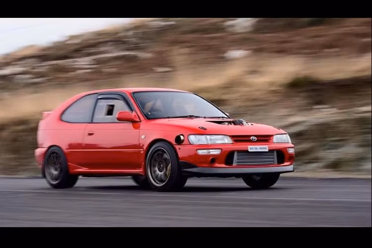 Những người yêu xe có thể sẽ chú ý vào vào nắp ca-pô "thủng một lỗ", két tản nhiệt lớn và ống xả chìa ra ngay cạnh đèn pha phải.