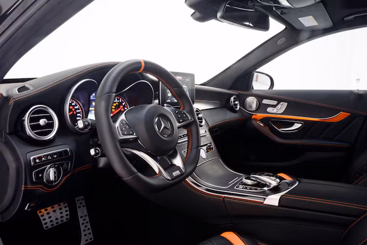 Toàn bộ nội thất được bọc lại trong da Mastik siêu cao cấp và vải Alcantara. Khách hàng có thể thoải mái lựa chọn màu bọc nội thất cùng màu và cách hoàn thiện của các chi tiết ốp. Bảng đồng hồ nay đã có đồng hồ báo tốc độ mở giới hạn tới 340 km/h.