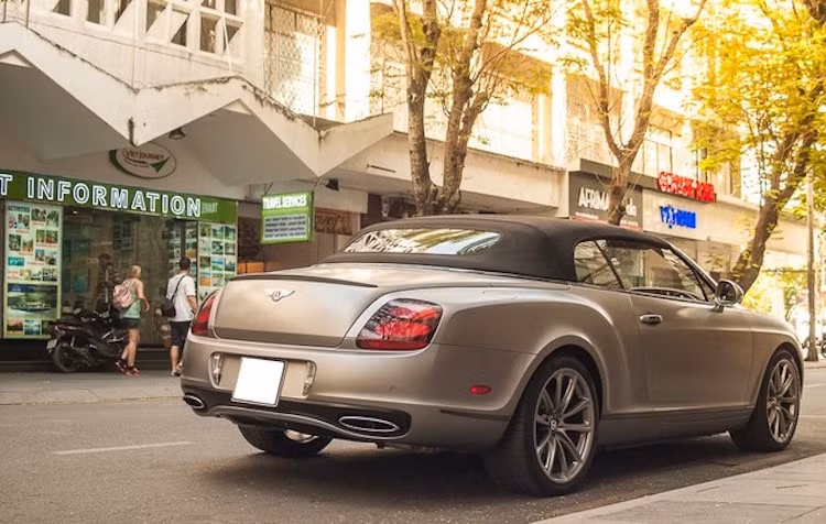 Dù "thừa sức" làm mui xếp cứng cho xe nhưng Bentley vẫn lựa chọn mui mềm cho Continental Supersport Convertible để bảo đảm sự thanh lịch đầy chất Anh Quốc.