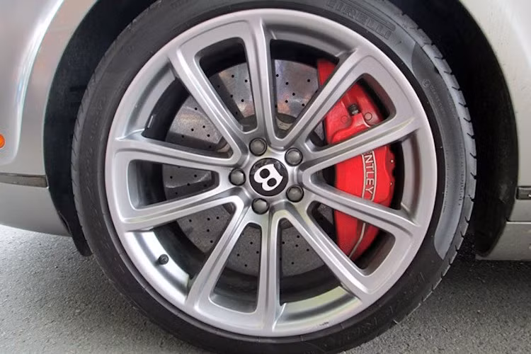 Phải nhìn vào bộ mâm trọng lượng nhẹ 20 inch, người ta mới có thể phân biệt được Supersport Convertible từ hai bên.