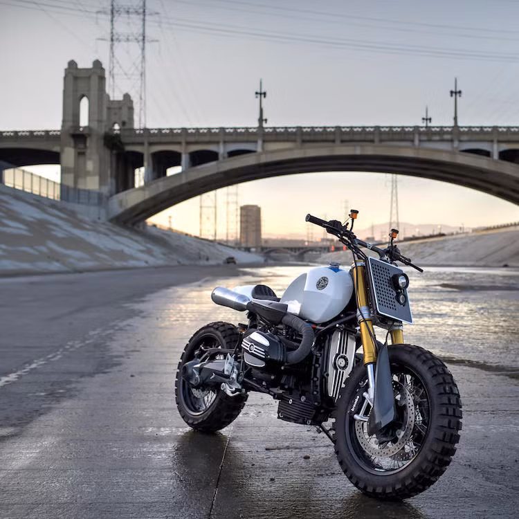 Chiếc BMW R nine T Scrambler mới nhất đã được Samuel độ lại với mục tiêu tạo ra một chiếc xe máy "vui nhộn" trên cả đường phố lẫn đường đất.