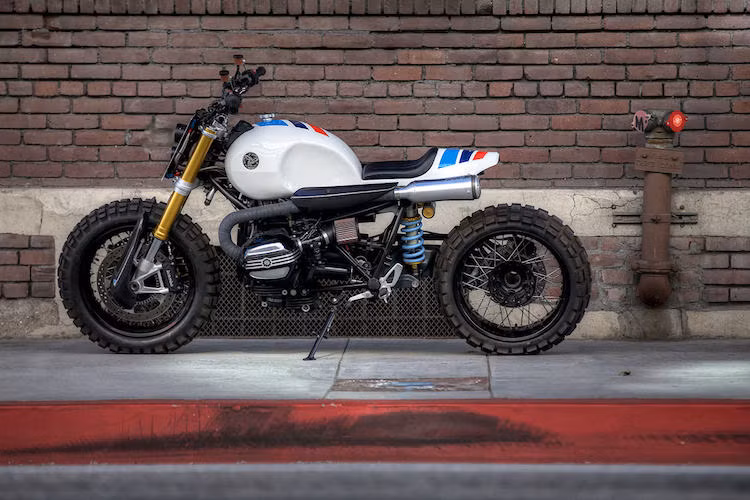 Samuel đã "lột bỏ" hết toàn bộ vỏ ngoài của chiếc BMW, sau đó tự thiết kế lại một bình xăng và phần đuôi mới. Xưởng Metal Lab Fabrication ở Nam California phụ trách việc gò các chi tiết kim loại theo thiết kế của Sam.