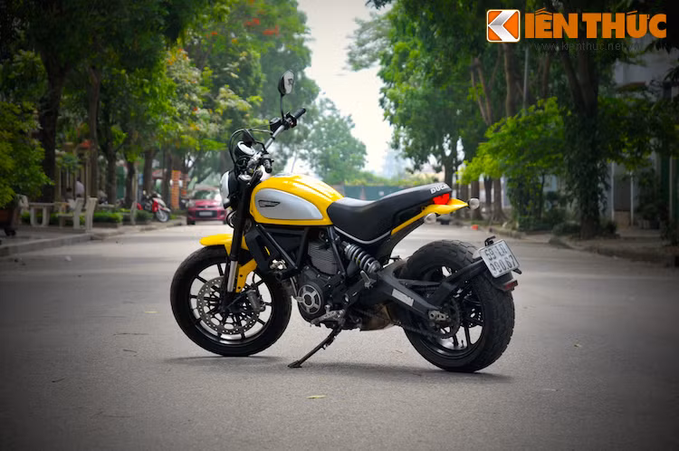 Sau 38 năm vắng bóng trên thị trường (1976-2014) Scrambler mới không được Ducati coi là sự "hồi sinh" của phiên bản cũ. Thay vào đó, hãng thiết kế chiếc xe giống như một thế hệ mới.