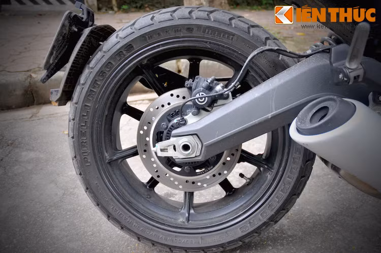 Ở phía sau, xe cũng được trang bị phanh Brembo. Là dòng xe giá rẻ của Ducati nên Scrambler không được trang bị gắp đơn. Tuy nhiên, gắp đôi lại có phần hợp hơn với "chất" hơi cổ điển của xe.