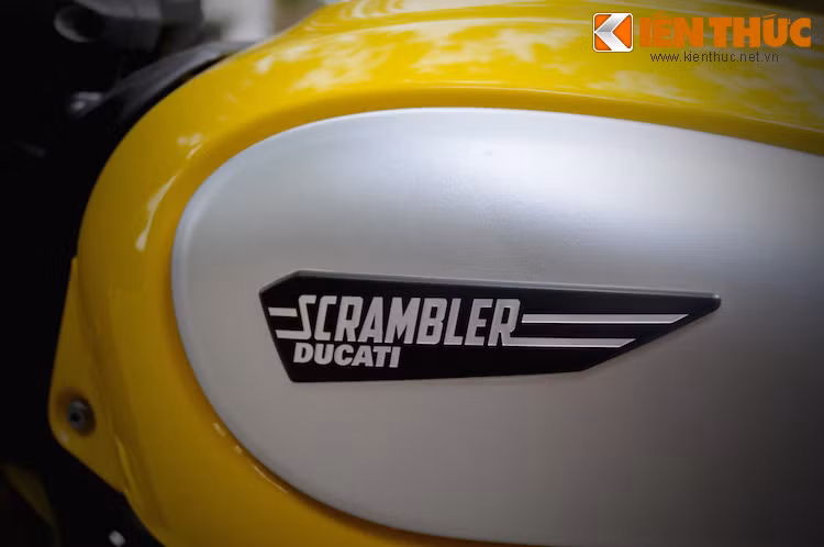 Ốp bình xăng với logo Scrambler lấy cảm hứng từ thế hệ đầu tiên. Khách hàng có thể tháo rời dễ dàng ốp bình xăng để thay thế nó tuỳ theo sở thích.