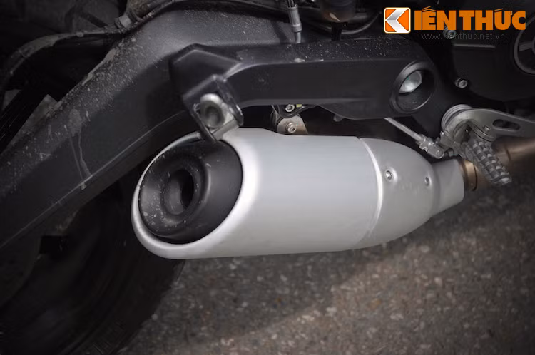 Ống xả của xe phát ra tiếng nổ khá "êm", khiến tiếng động cơ xe khi hoạt động trở nên rõ ràng hơn.