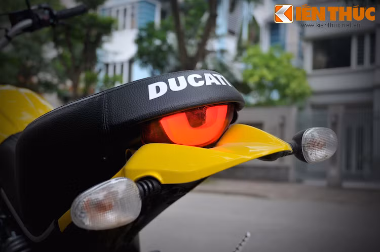 Đèn hậu phía sau có dạng LED chữ U với ánh sáng ấn tượng. Tuy nhiên, các đèn xi-nhan của xe không có điểm gì đặc biệt.