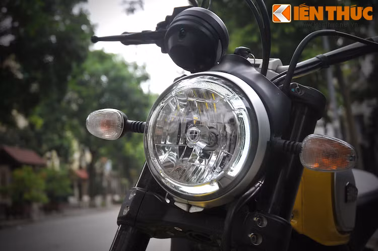 Đèn pha tròn có thiết kế cổ điển, nhưng bao quanh là 4 dải LED tạo thành hình tâm ngắm của súng đầy hiện đại và phá cách.