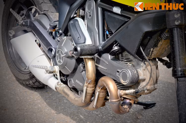 Để phân biệt bới 796, Ducati đã tạo ra "chất" riêng cho Scrambler. Xe sở hữu bưởng côn, bưởng điện đã được thiết kế hoàn toàn khác với màu sơn đen nhám và phay bóng.