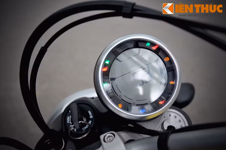 Đồng hồ điện tử của xe có thiết kế tròn và cực kỳ nhỏ gọn, nhưng vẫn thông báo đầy đủ tất cả các chức năng. Ducati đã đặt lệch hẳn đồng hồ sang bên phải ghi đông.