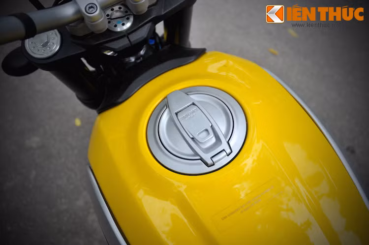 Trên nắp bình xăng là dòng chữ " Born Free", cùng con số 1962 để gợi nhớ về thế hệ Scrambler đầu tiên.