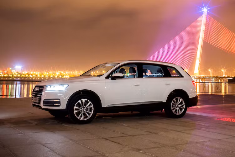 So với phiên bản Q7 3.0 TFSI ra mắt trước đó, chiếc xe có một số khác biệt về ngoại hình bao gồm; mâm đúc 5 cánh kép 19 inch nhỏ hơn, cản trước khác và ốp xung quang thân xe bằng nhựa đen thay vì sơn cùng màu thân,...