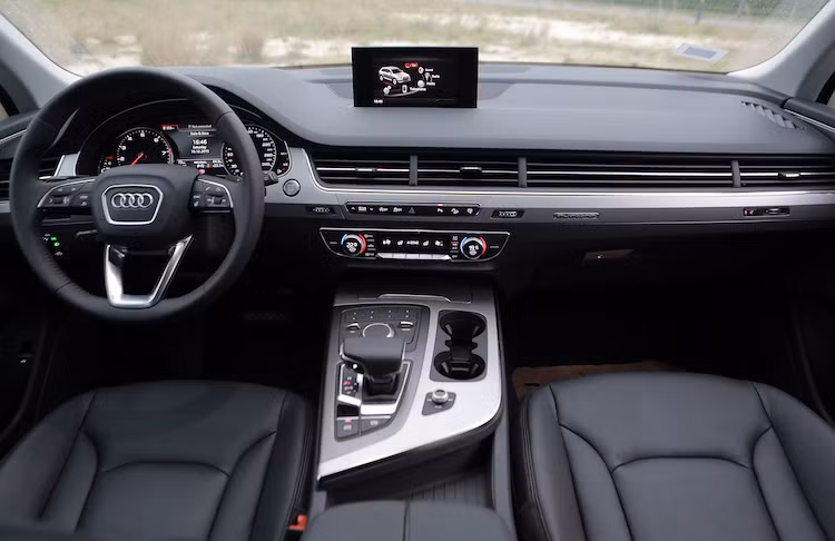 Mặc dù các kích thước bên ngoài của xe nhỏ hơn so với thế hệ trước, nhưng không gian nội thất của Audi Q7 được gia tăng đáng kể và gần như rộng nhất trong cùng phân khúc. Các ghế ngồi tiêu chuẩn được bọc da Cricket cao cấp.