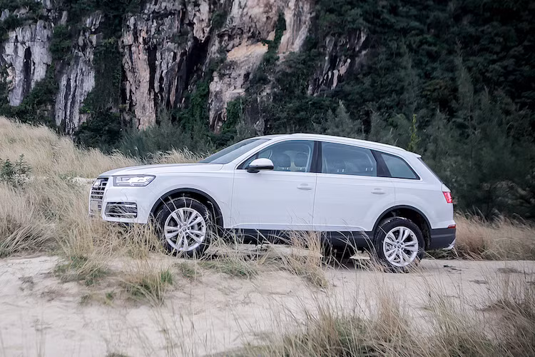 Điểm khác biệt lớn nhất của Q7 2.0 TFSI nằm ở động cơ 2.0l 4 xi-lanh tăng áp, cho công suất tối đa 185 mã lực. Với hộp số 8 cấp và hệ dẫn động 4 bánh quattro, xe có khả năng tăng tốc từ 0-100 km/h trong 7,1 giây và có mức tiêu thụ trung bình chỉ 7,4l/100 km.