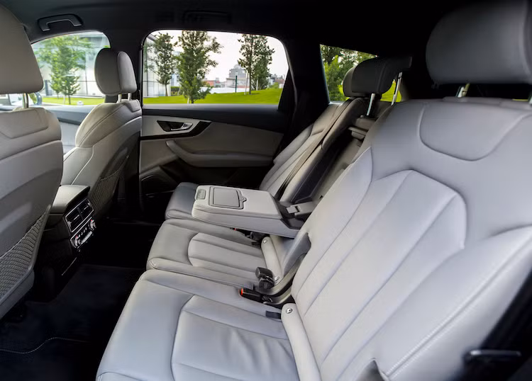 Toàn bộ nội thất tạo cảm giác sang trọng và phong cách với không gian rộng thoáng và sáng sủa. Hàng ghế thứ 2 có thể điều chỉnh và hàng ghế thứ 3 có thể gập sát là những trang bị tiêu chuẩn cho mẫu xe.