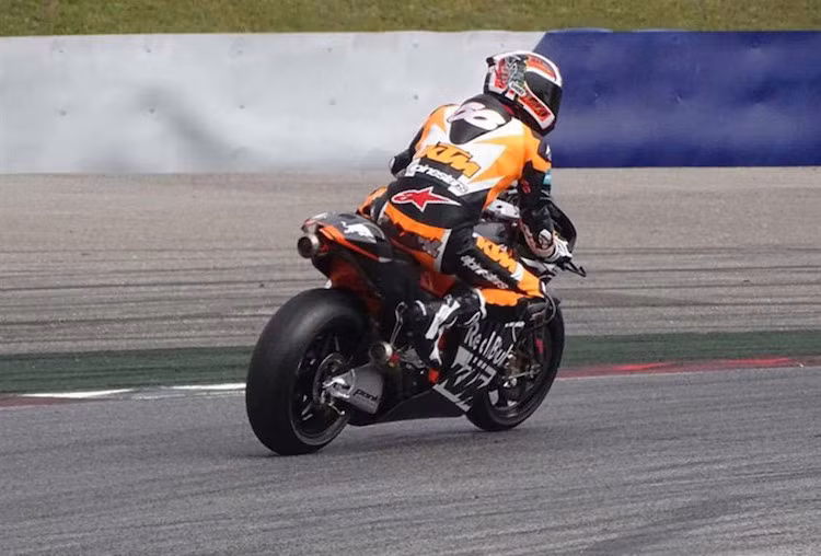 Mặc dù vậy, nhìn bề ngoài, có thể thấy rằng thiết kế của RC16 khá giống một mẫu xe khác trên đường đua GP hiện nay là Honda RC213V, đặc biệt là ở phần khe hút gió kéo dài ngang mũi xe.