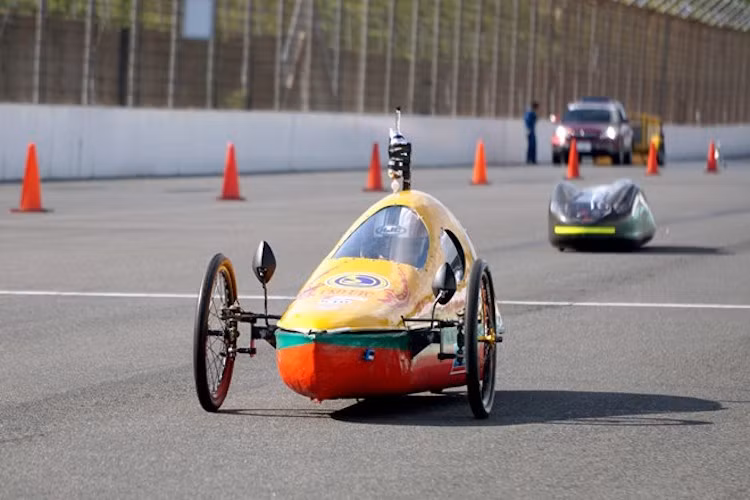 Cuộc thi Honda EMC năm nay tại Nhật thu hút 373 đội tham dự ở 7 hạng mục. Trong đó, 2 đội thi đến từ Honda Việt Nam tham dự ở hạng mục thi “New Challenge” cùng với 9 đội khác đến từ Nhật Bản, Trung Quốc và Thái Lan.