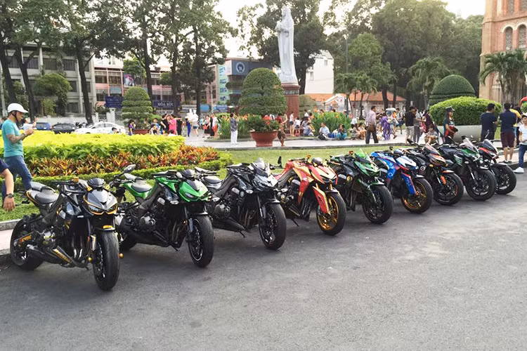 5 chiếc xe độ phong cách bên cạnh những chiếc Z1000 khác tụ họp tại TP.HCM. 