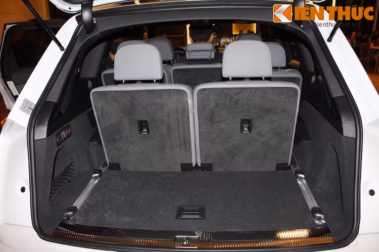 Hàng ghế thứ ba với tỉ lệ 50:50, cho phép điều chỉnh dựng thẳng lưng ghế hoặc gập hết xuống sàn khoang chứa đồ. Để ra vào hàng ghế thứ ba được dễ dàng, Audi cũng bố trí 2 ghế bên của hàng ghế thứ 2 một cơ cấu phức hợp giúp chúng có thể gập gọn thành 1 khối và dựng thẳng lên.