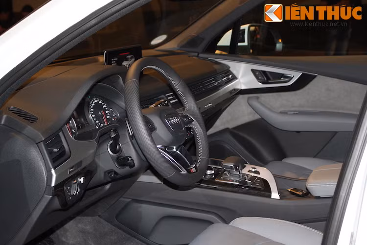 Không chỉ có ngoại thất khác biệt, nội thất của Q7 thế hệ mới cũng đã được thiết kế lại hoàn toàn, tạo ra một không gian không chỉ sang trọng mà còn thanh lịch và thể thao hơn trong khoang xe.