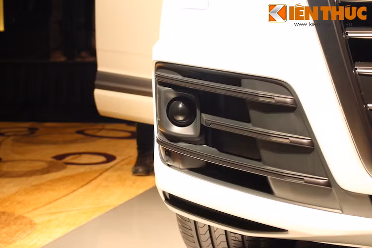 Ở bên dưới cản trước, thay vào vị trí đèn sương mù nay là cảm biến của hệ thống cảnh báo chuyển làn và tự động giữ làn đường.