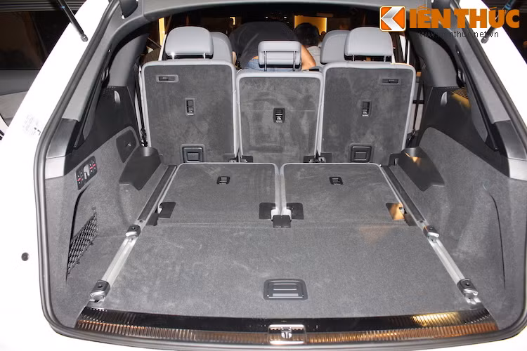 Hàng ghế thứ hai cũng thuộc hạng thoải mái và tiện nghi nhất trong cùng phân khúc. Tựa lưng ba phần được chia theo tỉ lệ 35:30:35 có thể thay đổi độ nghiêng 16 độ. Các ghế hàng thứ 2 này cũng có thể đẩy lên trước 11 cm.