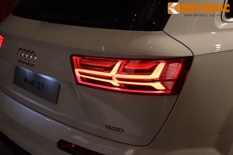 Motif mũi tên kép tiếp tục được áp dụng trên đèn hậu của Q7 mới, tuy nhiên các đèn LED trên đèn hậu đã được đổi sang màu đỏ nổi bật và thu hút sự chú ý trên đường hơn.