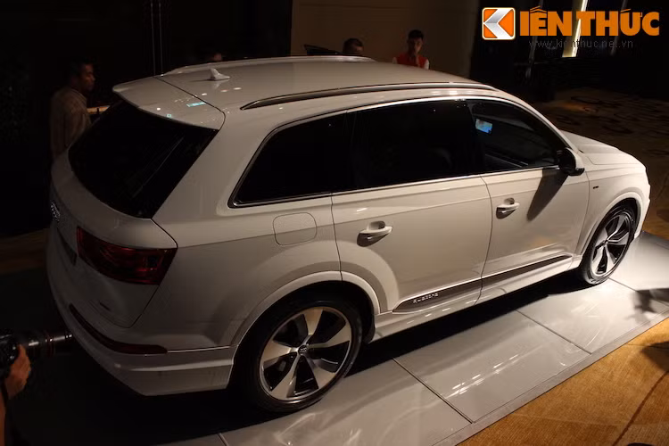 Cũng như tất cả các mẫu xe Audi phân phối chính thức tại Việt Nam, Audi Q7 mới được bảo hành 3 năm không giới hạn km. Giá của xe chưa được công bố chính thức, nhưng Audi có cho biết rằng hãng sẽ bắt đầu giao những chiếc Q7 đầu tiên tới khách hàng vào trước Tết Âm Lịch.