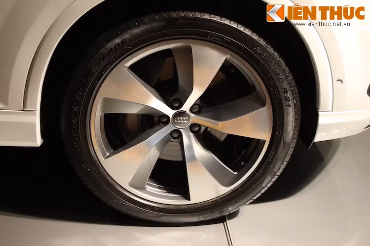 Audi sẽ cung cấp cho xe hàng loạt các tùy chọn mâm đúc khác nhau, với kích cỡ từ 17 tới 21 inch. Chiếc Q7 trong ảnh có mâm 21 inch 5 cánh nằm trong gói trang bị thể thao S-Line.