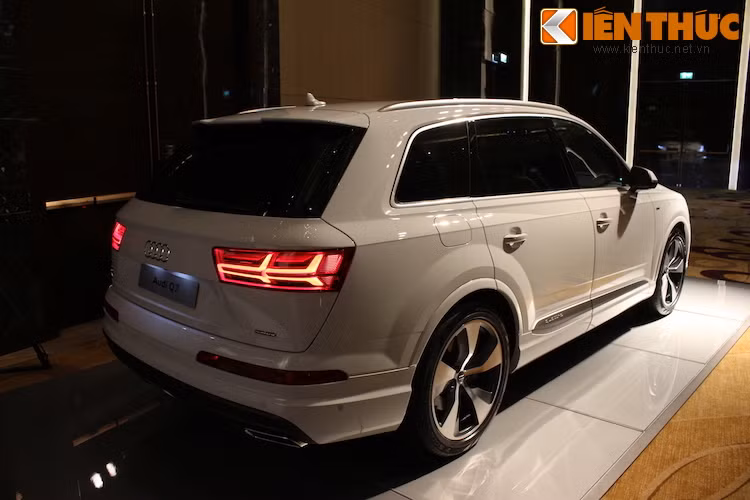 Loại bỏ phần đuôi "béo" của thế hệ trước, Q7 mới với thiết kế khác biệt đã có đuôi xe gọn gàng hơn. Cũng giống như các chi tiết khác của xe, cụm đèn hậu và hốc biển số cũng được cấu thành từ những đường cong gãy gọn.