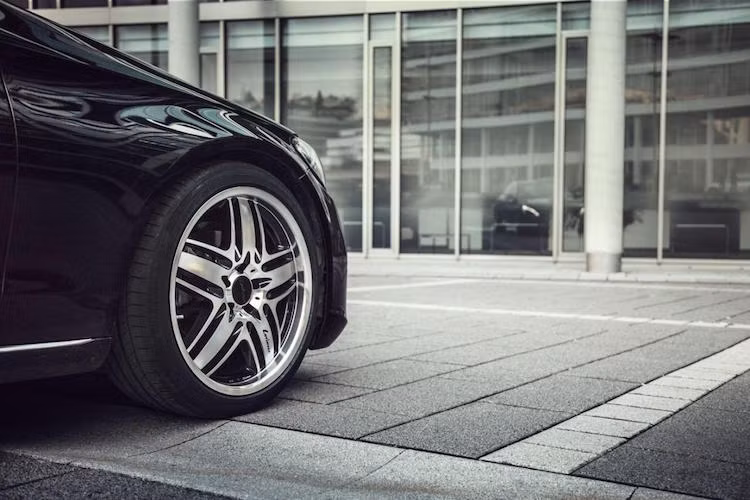 Cuối cùng, cặp mâm gốc của C400 được thay thế bằng mâm độ 19 inch.