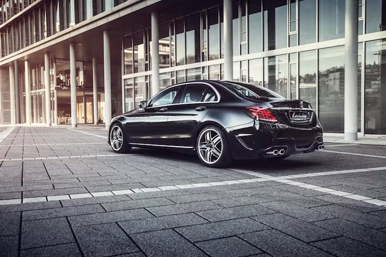 Tuy nhiên qua bàn tay của Lorinser cùng gói độ "đáng đồng, tiền bát gạo", Mercedes C-Class trở nên thể thao và sang trọng hơn.
