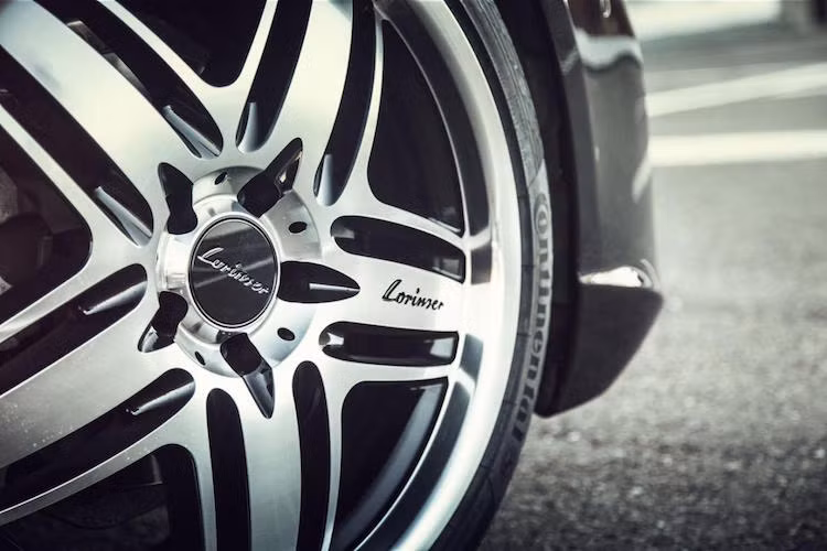 Có thiết kế đặc trưng của Lorinser, bộ mâm này được hoàn thiện với 2 tông màu.