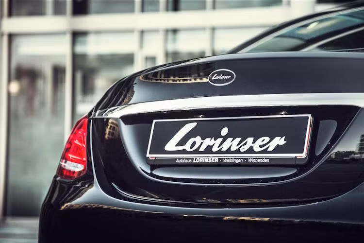 Logo Lorinser đã thay thế cho Mercedes trên nắp cốp.
