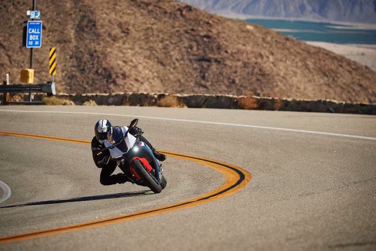 Được bán vào tháng 2 năm sau, Yamaha phiên bản R1S có giá tại Mỹ là 14.990 USD (tương đương 335 triệu đồng). Mức giá này chỉ rẻ hơn R1 thường khoảng 1500 USD.