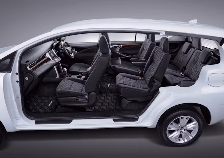 Với các kích thước tăng lên, không gian cho những hàng ghế phía sau cũng được mở rộng. Không chỉ có tì tay gập gọn, hàng ghế thứ 2 nay còn có thêm cả bàn nhỏ gập ở lưng ghế trước trên bản cao cấp nhất G. Phiên bản cao cấp của xe còn có điều hòa tự động và đèn chiếu sáng dạng dải LED cho hàng ghế sau.