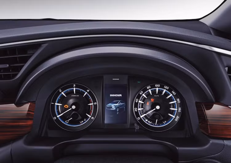 Giống như nhiều mẫu xe khác của Toyota, chiếc xe được trang bị bảng đồng hồ Optitron với màn hình hiển thị đa thông tin màu TFT nằm chính giữa.