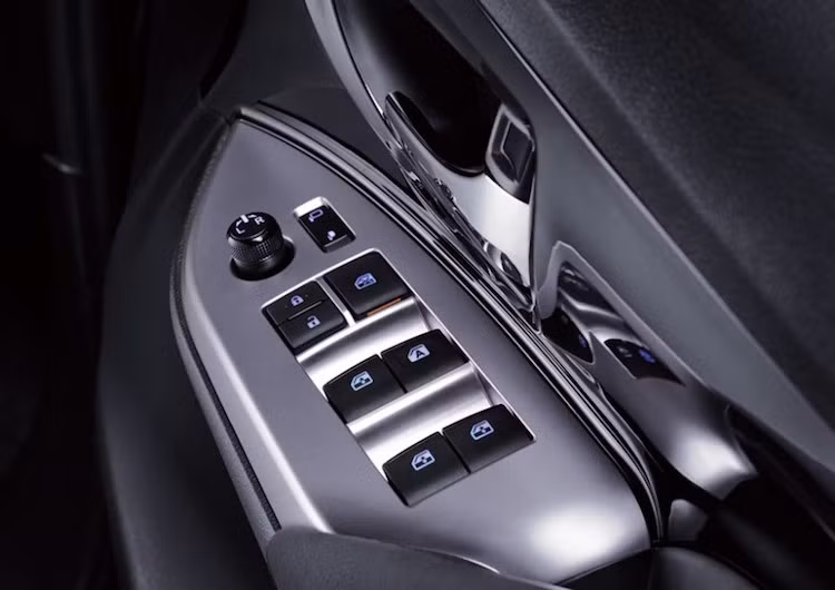 Một số trang bị nổi bật khác gồm cửa kính điều khiển điện trung tâm, hệ thống lái 3 chế độ và khóa thông minh với tính năng khởi động bằng nút bấm.