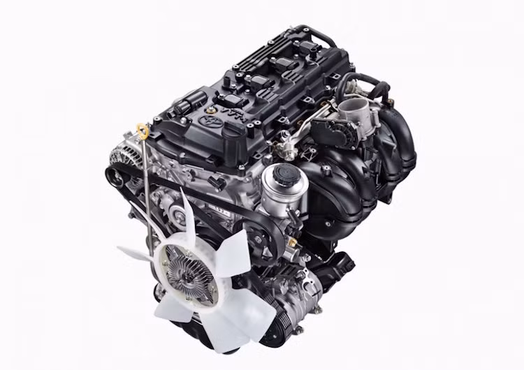 Về động cơ, Innova vẫn sử dụng máy xăng 2.0l I4 với tên mã 1TR-FE giống thế hệ trước. Tuy nhiên động cơ này đã được trang bị hệ thống van biến thiên kép Dual VVT-i, khiến công suất đạt 137 mã lực và mô-men xoắn cực đại 183 Nm, kèm theo mức tiêu thụ nhiên liệu giảm.