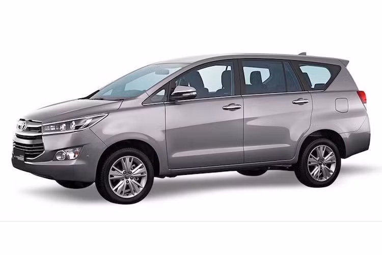 So với thế hệ đầu tiên, mẫu MPV Toyota Innova thế hệ thứ 2 có kích thước lớn hơn một chút trong khi có trục cơ sở giữ nguyên. Cụ thể hơn, chiều dài xe đã tăng thêm 180 mm, rộng hơn 60 mm và cao hơn 25 mm.