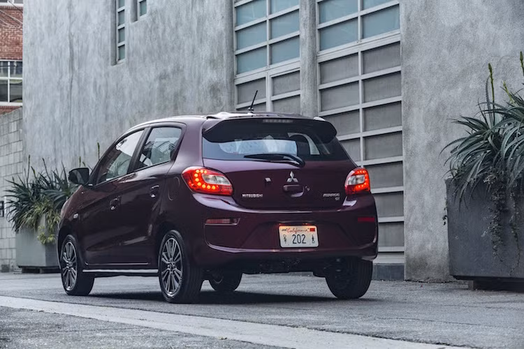 Những thay đổi ở phía đuôi xe khó nhận ra hơn, bao gồm những đèn hậu "giả LED" và cản sau khác biệt.