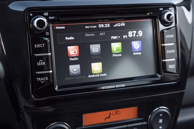 Trên bảng điều khiển trung tâm được bố trí thêm hệ thống thông tin giải trí mới với màn hình cảm ứng, hỗ trợ kết nối smartphone qua Android Auto và Carplay. Mirage là mẫu xe đầu tiên của Mitsubishi được trang bị hệ thống này.