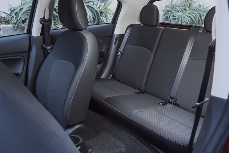 Các chất liệu bọc nội thất của phiên bản mới này cũng chỉ khác biệt một chút với nỉ có hoa văn khác và giả da.